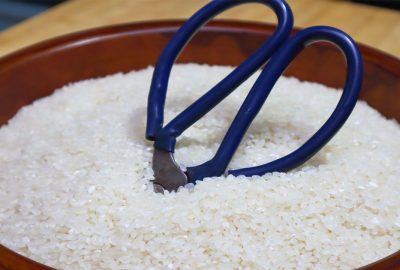 Cắm kéo vào gạo: Mẹo nhỏ nhưng có thể giúp bạn tiết kiệm một khoản tiền kha khá mỗi năm