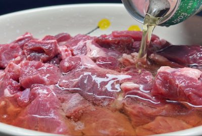 Ướp thịt bò đừng chỉ dùng muối, cho thứ này vào thịt mềm ngon, đậm đà hương vị hơn gấp bội
