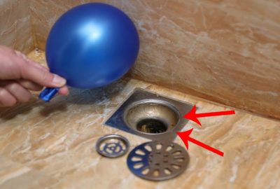 Lấy 1 quả bong bóng đặt xuống cống, bảo đảm nhà tắm sẽ không bao giờ bốc mùi hôi nữa